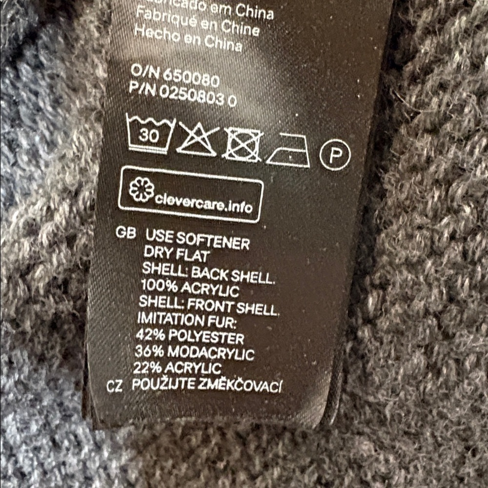 ⭐️ H&M Charcoal Knit vest with faux fur- XS - Picture 9 of 10